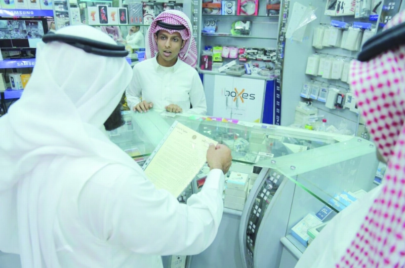 جانب من جولات متابعة سعودة نشاط الجوالات (واس)