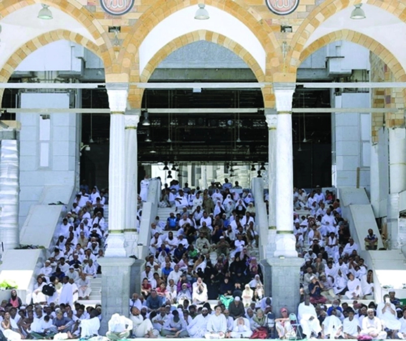 مصلون يستمعون لخطبة الجمعة بالحرم أمس (مكة)