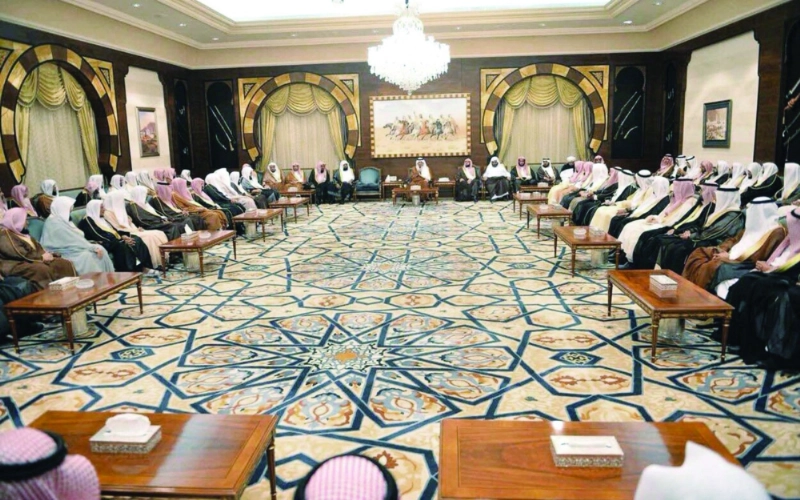 خالد الفيصل خلال أحد المجالس الأسبوعية (مكة)