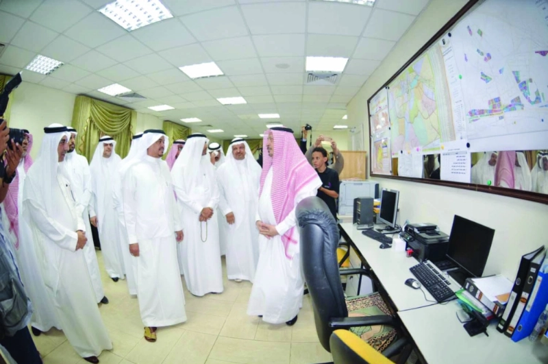 محمد بنتن لدى زيارته المؤسسة أمس (مكة)