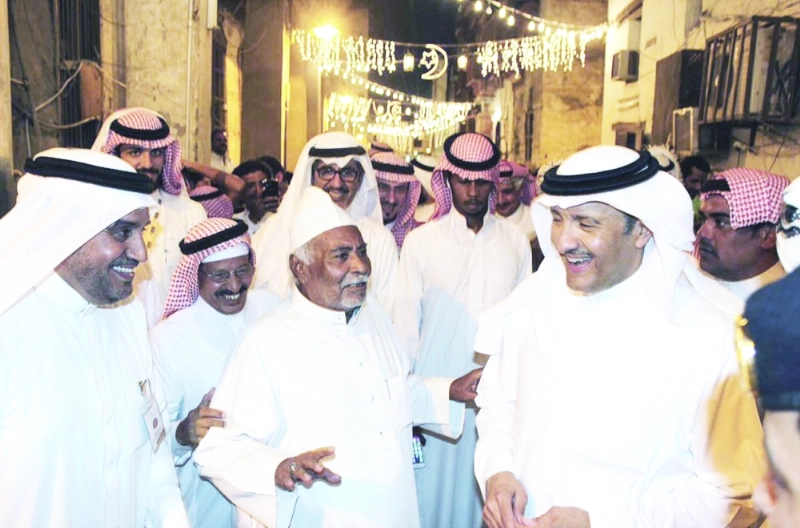 سلطان بن سلمان لدى زيارته مهرجان جدة التاريخية (واس)