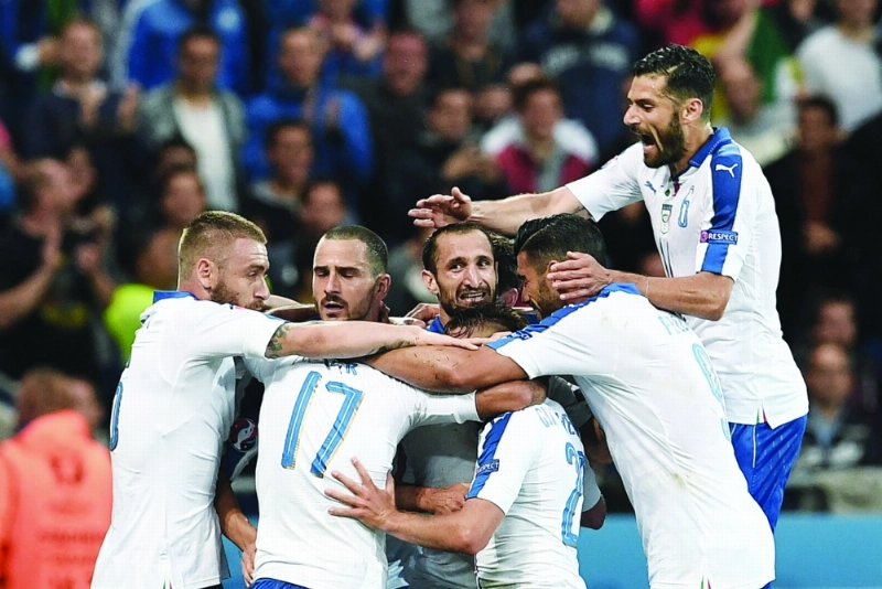 فرحة لاعبي إيطاليا بهدف إيمانويلي جاكيريني (أ ف ب)