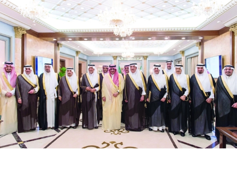ولي العهد متوسطا أمراء المناطق خلال اجتماعهم الذي عقد برئاسته أمس الأول في جدة (واس)