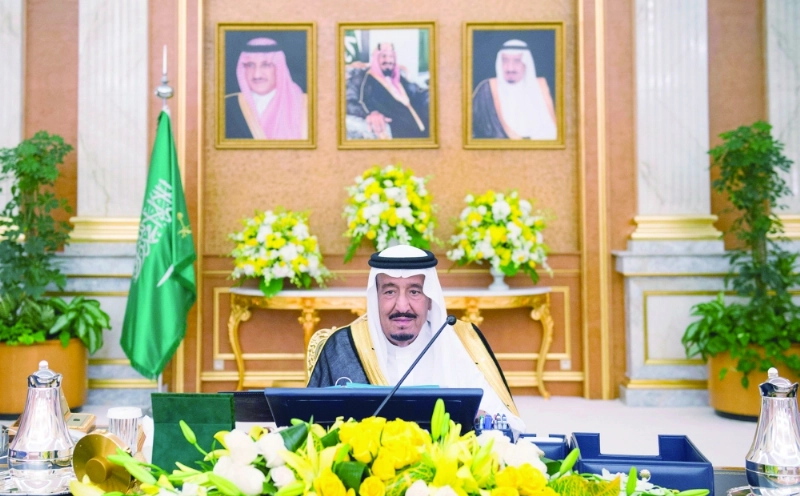 الملك سلمان لدى ترؤسه جلسة مجلس الوزراء بجدة أمس (واس)