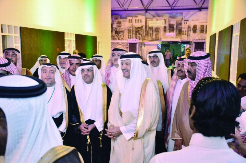 سلطان بن سلمان خلال تدشين الصالة (واس)