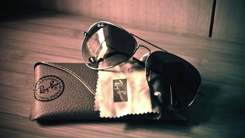 Facebook_Ray_Ban-Virus