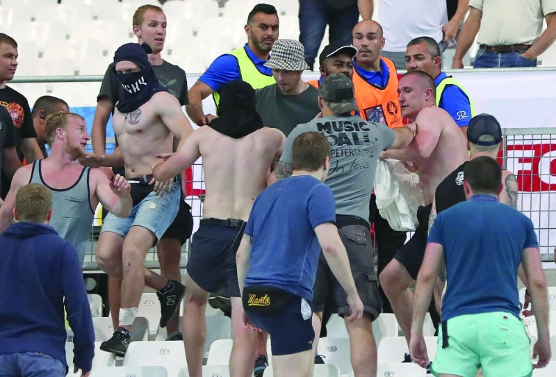جانب من الاشتباكات بين مشجعي إنجلترا وروسيا (أ ب)