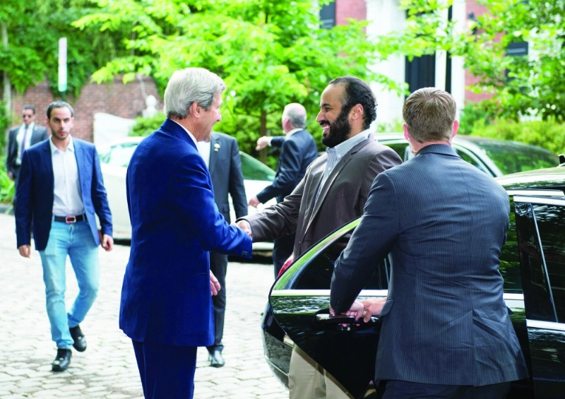 كيري مستقبلا الأمير محمد بن سلمان (أ ف ب)