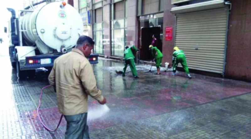 عمال ينظفون إحدى الساحات (مكة)