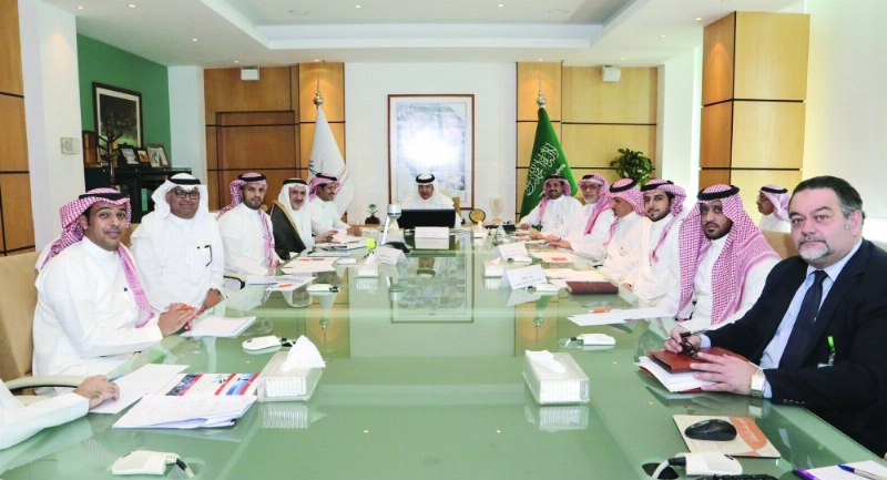 سلطان بن سلمان مترئسا الاجتماع (مكة)