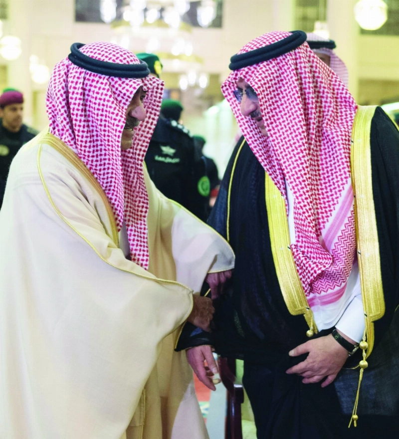 الأمير مقرن بن عبدالعزيز في حديث مع ولي العهد