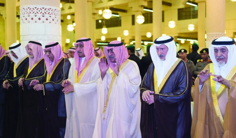 الأمير مقرن يتوسط عددا من الأمراء خلال الصلاة على الفقيدة أمس في الرياض (واس)