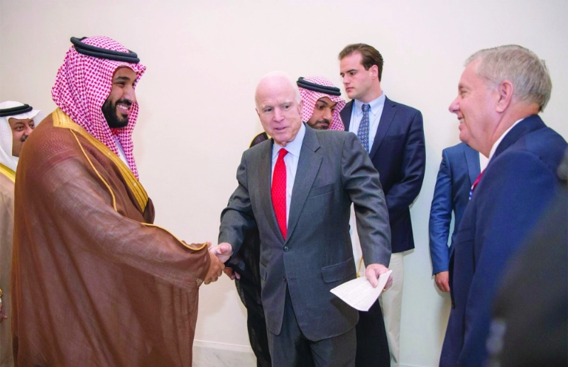 الأمير محمد بن سلمان مصافحا السيناتور جون ماكين