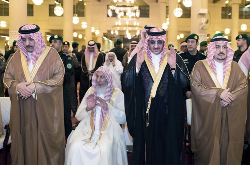 ولي العهد يؤدي صلاة الميت على الأميرة الجوهرة بنت فهد بن عبدالعزيز أمس (واس)
