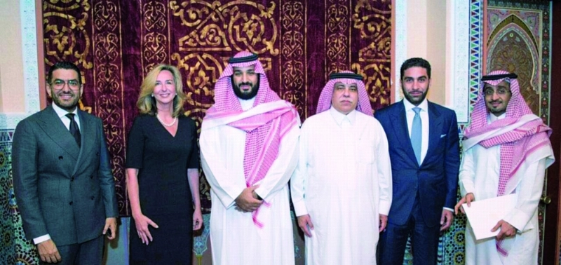 الأمير محمد بن سلمان متوسطا الحضور بعد توقيع إطلاق الكلية (واس)