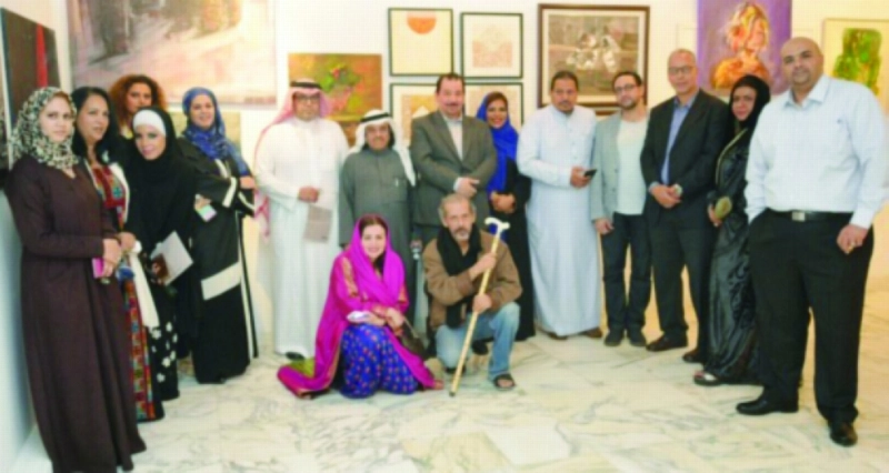 المشاركون والزوار داخل صالة المعرض