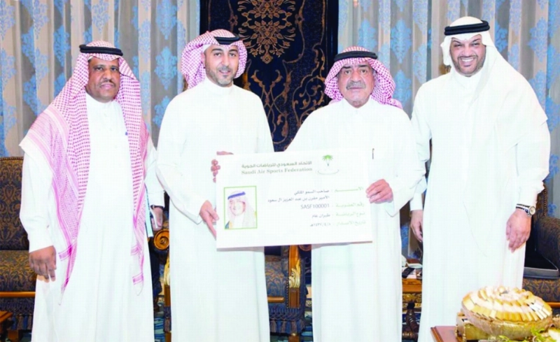 مقرن بن عبدالعزيز خلال تسلمه الرئاسة الفخرية (واس)