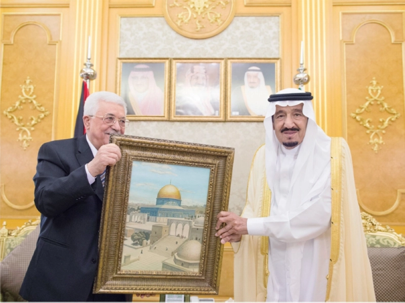 خادم الحرمين متسلما هدية تذكارية من الرئيس الفلسطيني (واس)