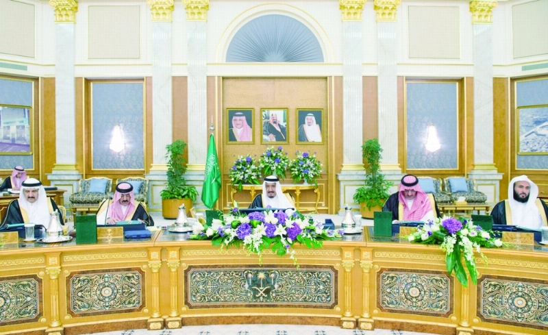 خادم الحرمين مترئسا جلسة مجلس الوزراء أمس في قصر السلام بجدة (واس)