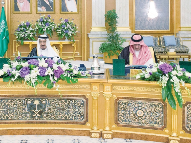خادم الحرمين مترئسا مجلس الوزراء وإلى جانبه ولي العهد (واس)