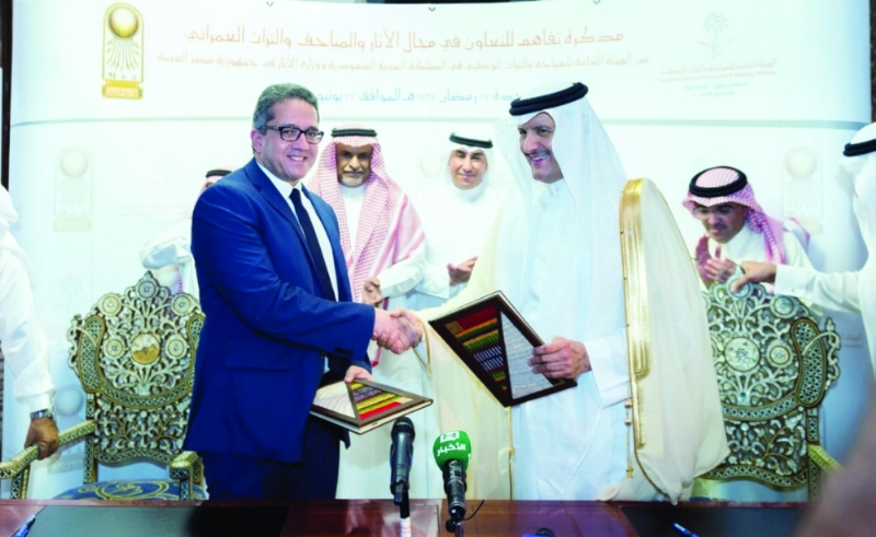 سلطان بن سلمان مع خالد العناني بعد توقيع الاتفاقية (واس)