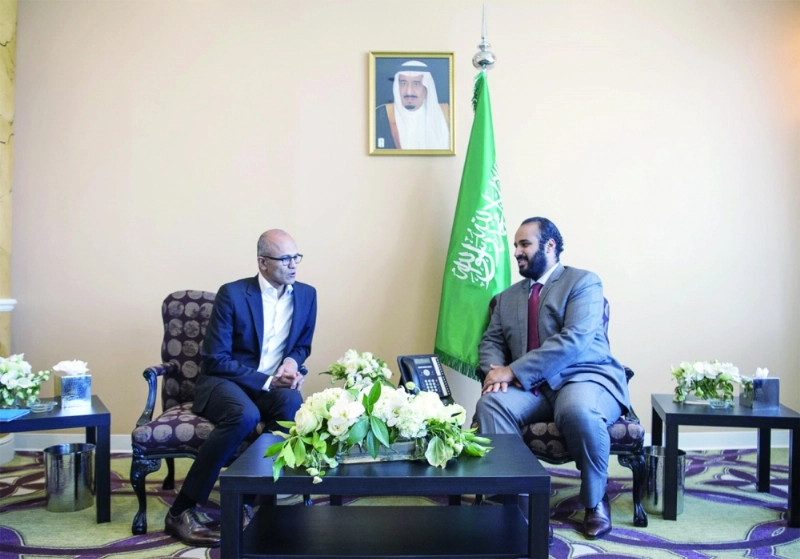 الأمير محمد بن سلمان ملتقيا ساتيا ناديلا (بندر الجلعود)
