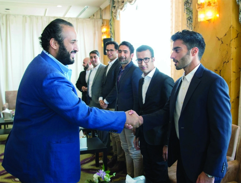 .. ويصافح آخر لدى استقباله لهم أمس