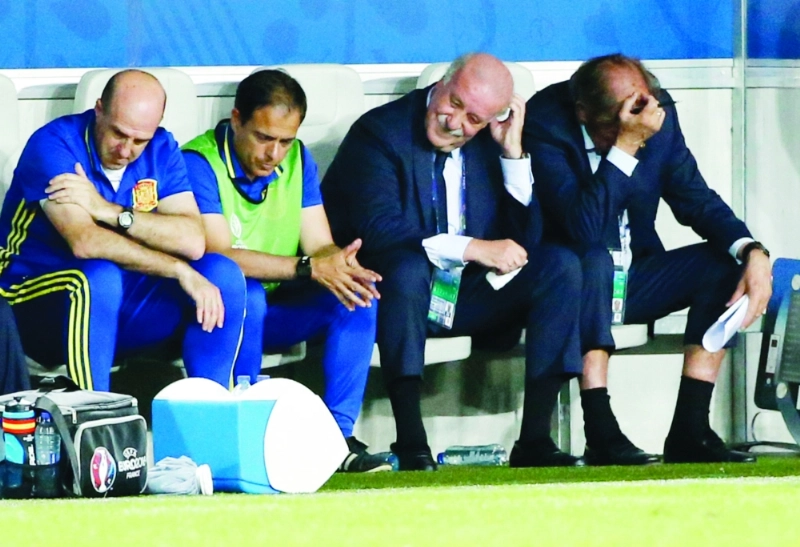 الحسرة تبدو واضحة على أعضاء الجهاز الفني لإسبانيا خلال مباراة كرواتيا (إ ب أ)