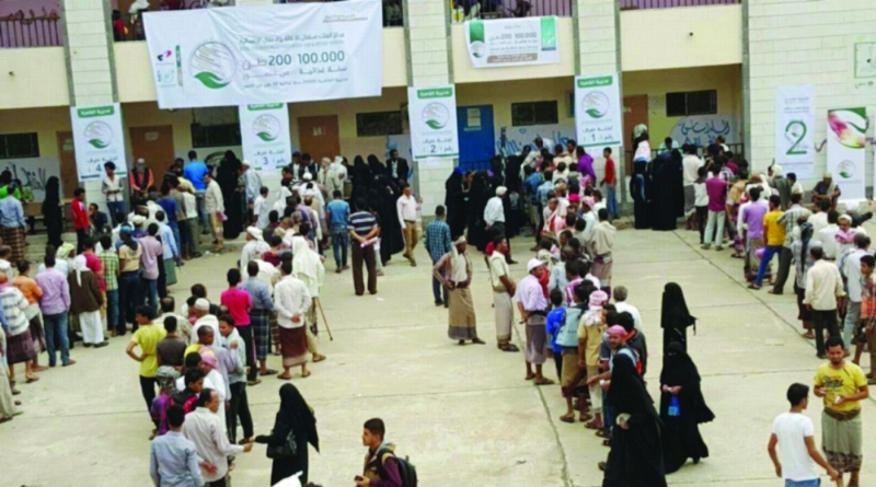 يمنيون بقاهرة تعز يتسلمون سلالا غذائية وتمورا من مركز الملك سلمان (واس)