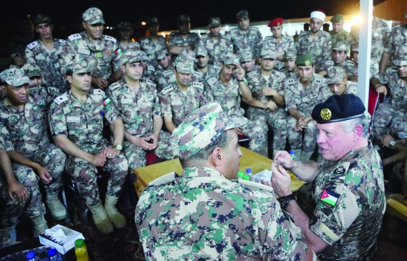 ملك الأردن خلال حفل إفطار مع جنوده قبل يوم من التفجير الإرهابي (أ ف ب)