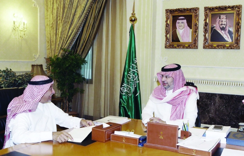 عبدالله بن مساعد خلال استقباله أحمد مسعود أمس (واس)
