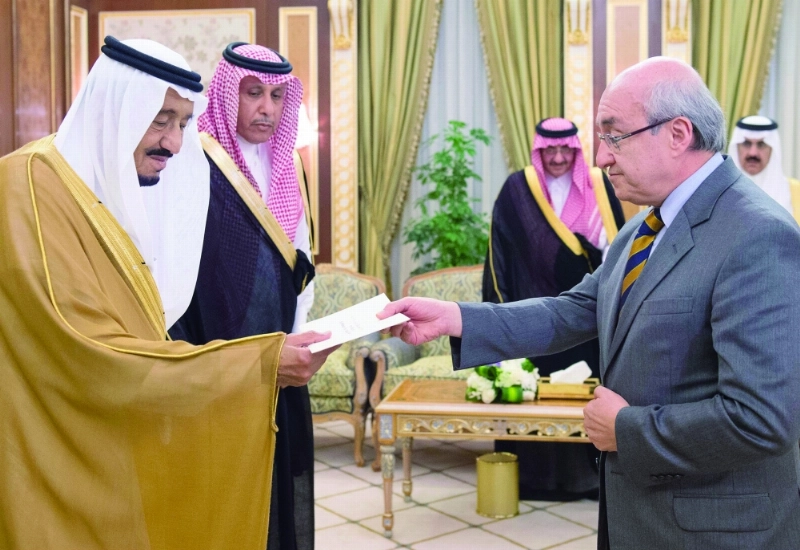 الملك سلمان متسلما أوراق اعتماد أحد السفراء (واس)