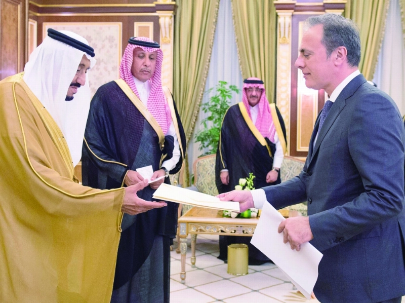 الملك سلمان متسلما أوراق اعتماد أحد السفراء (واس)