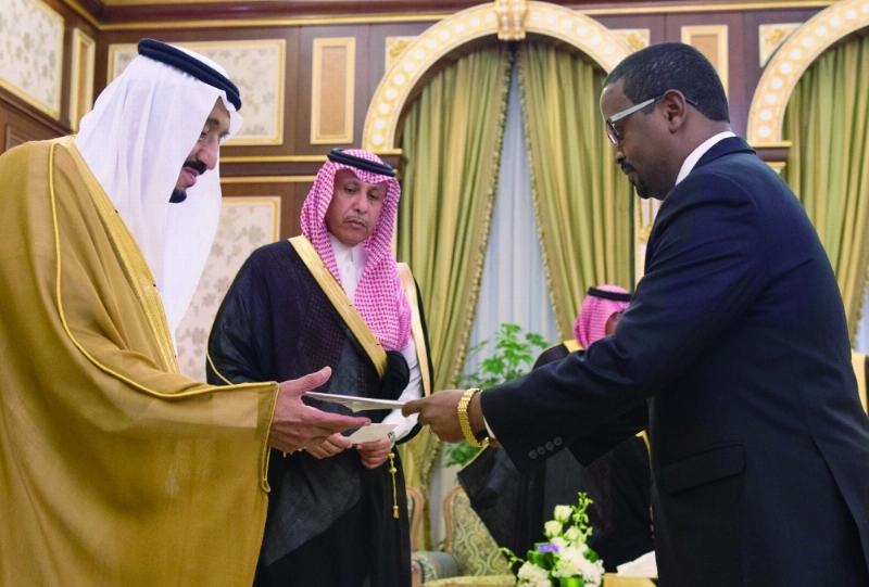 الملك سلمان متسلما أوراق اعتماد أحد السفراء (واس)