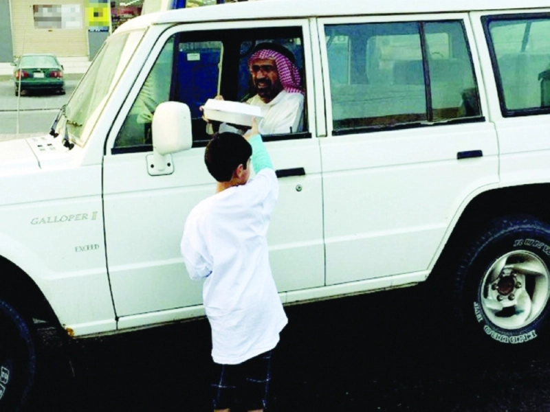 طالب يقدم وجبة إفطار لأحد السائقين (مكة)