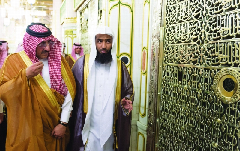 .. ولدى تشرفه بالسلام على رسول الله وصاحبيه (واس)