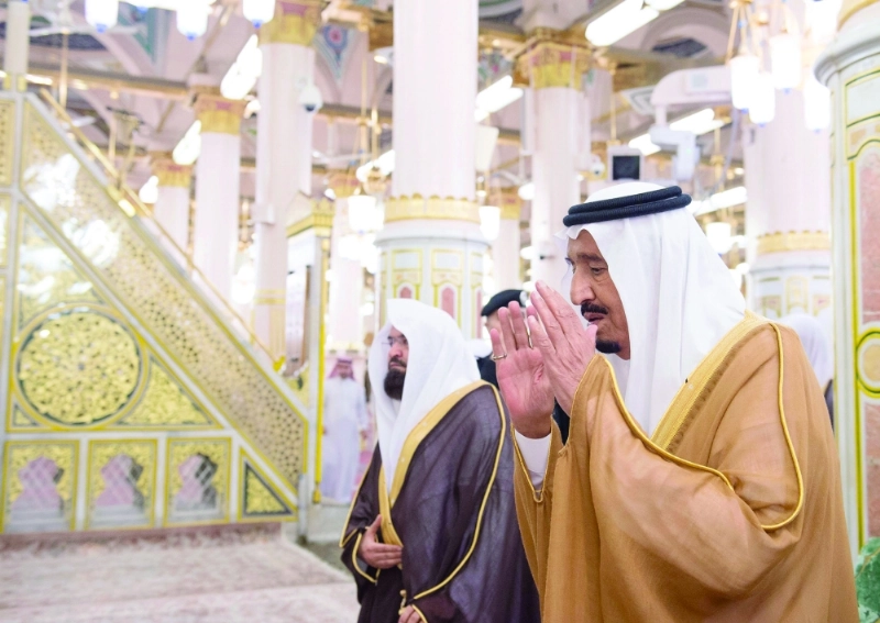 الملك سلمان مؤديا الصلاة داخل الروضة الشريفة