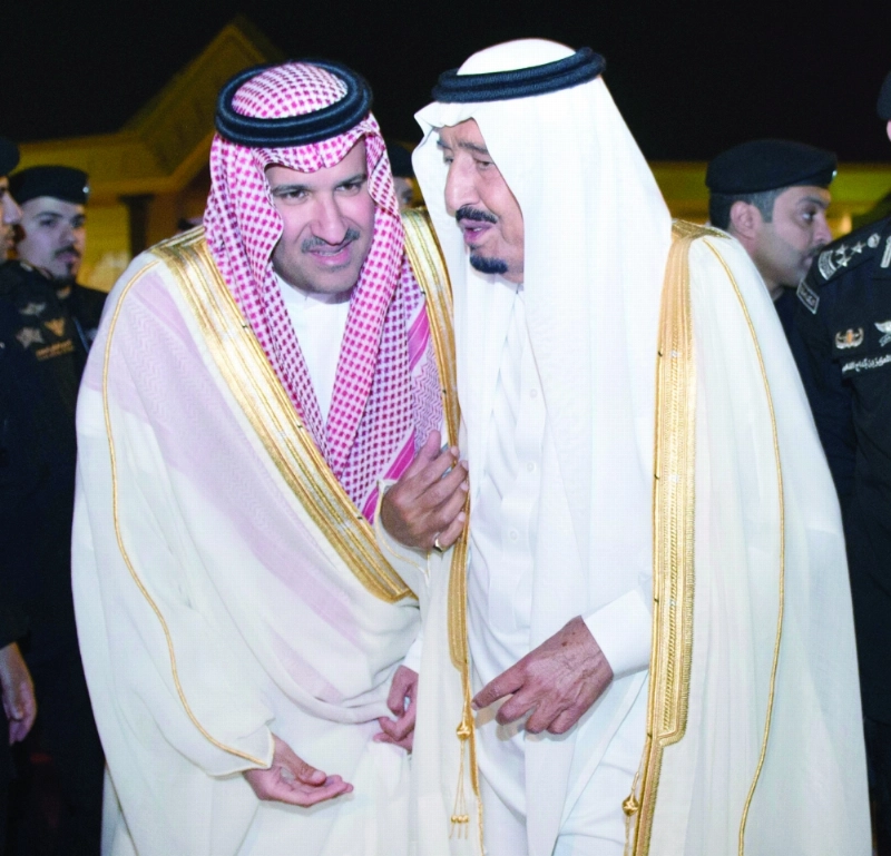 .. وخلال مغادرته المدينة ويبدو فيصل بن سلمان (واس)