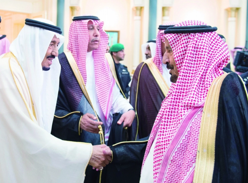 الملك سلمان مصافحا عددا من أهالي المدينة
