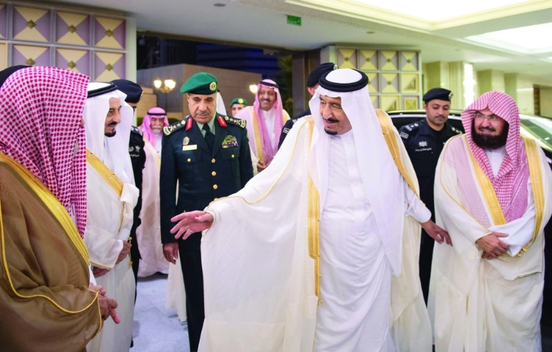 الملك سلمان في حديث مع مستقبليه لدى وصوله قصر الصفا بمكة أمس الأول (واس)