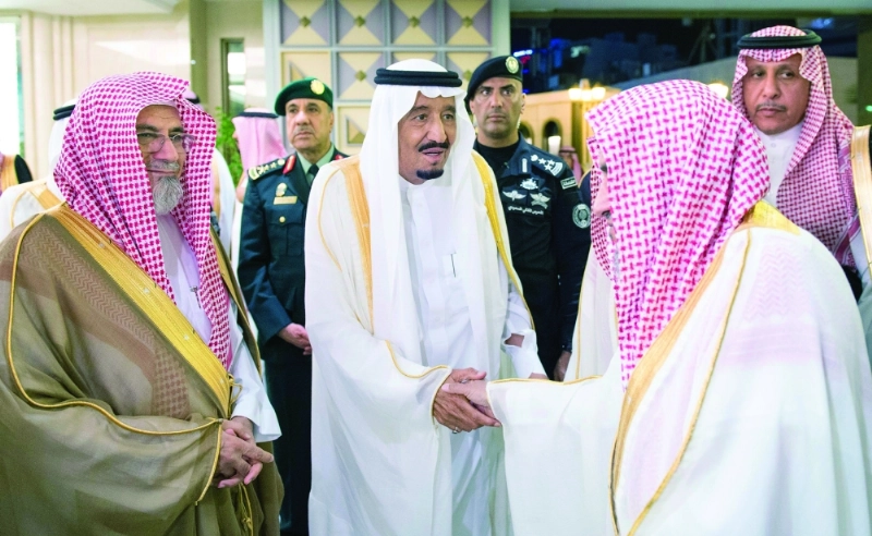 الملك سلمان مصافحا مستقبليه