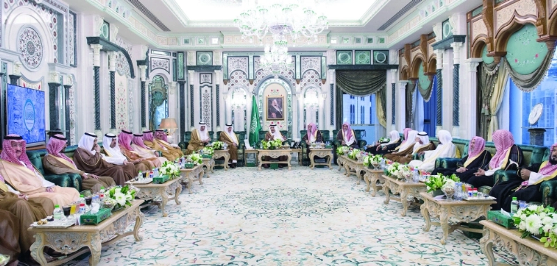 خادم الحرمين لدى استقباله العلماء وأئمة وسدنة بيت الله الحرام في قصر الصفا بمكة أمس (واس)