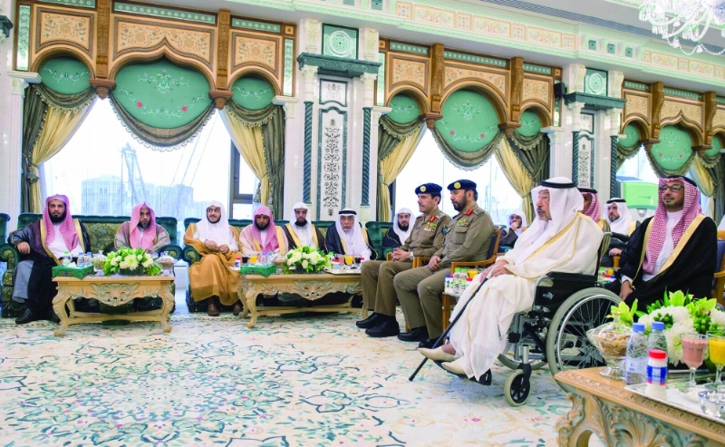 أمراء وعلماء ومسؤولون خلال الاستقبال أمس
