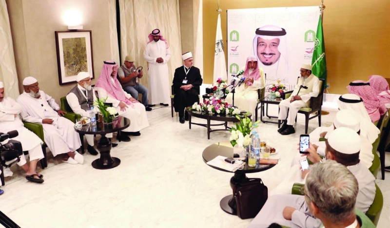 صالح آل الشيخ متحدثا خلال استقباله عددا من الشخصيات الإسلامية (واس)