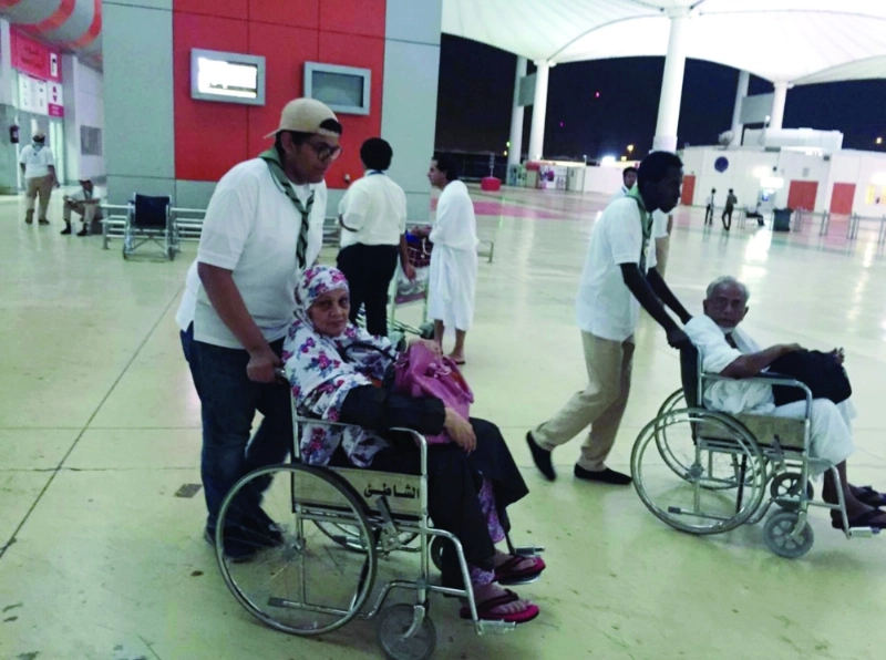 عدد من الطلاب خلال نقل المعتمرين (مكة)