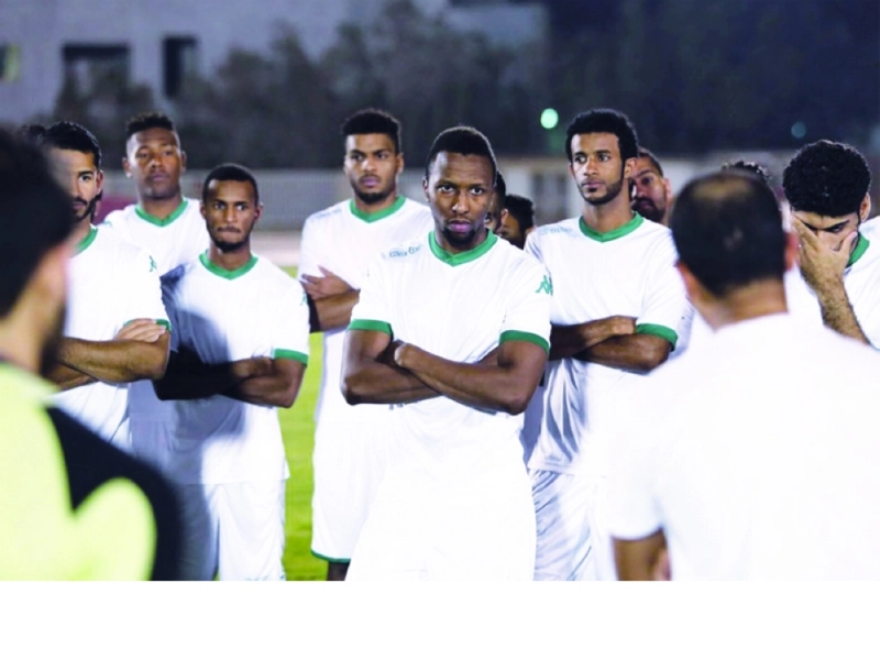 لاعبو الاتفاق يستمعون لرئيس النادي في التدريب الأول (إعلامي الاتفاق)