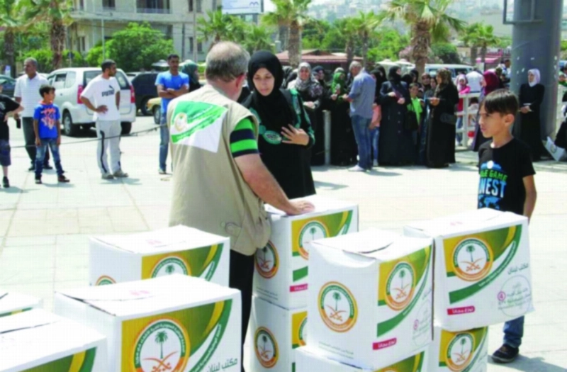جانب من عمليات توزيع الطرود الغذائية على اللاجئين السوريين (واس)