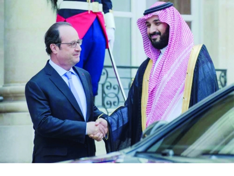 الأمير محمد بن سلمان مصافحا فرانسوا هولاند لدى وصوله قصر الإليزيه أمس (بندر الجلعود)