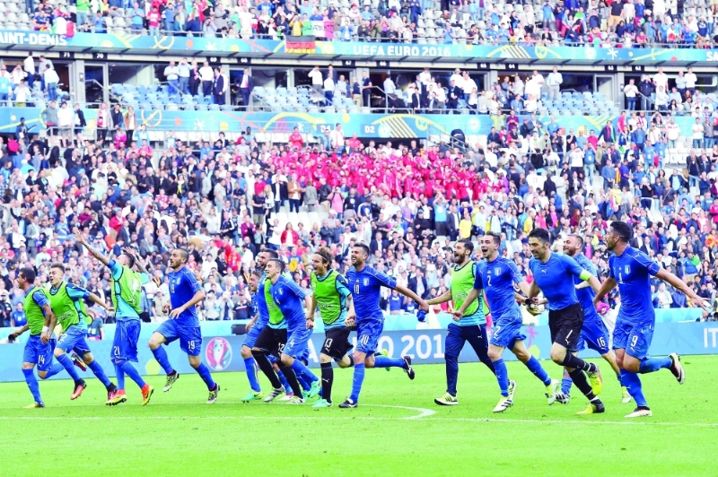 لاعبو إيطاليا يشاركون جماهيرهم فرحة التأهل أمس (أ ف ب)