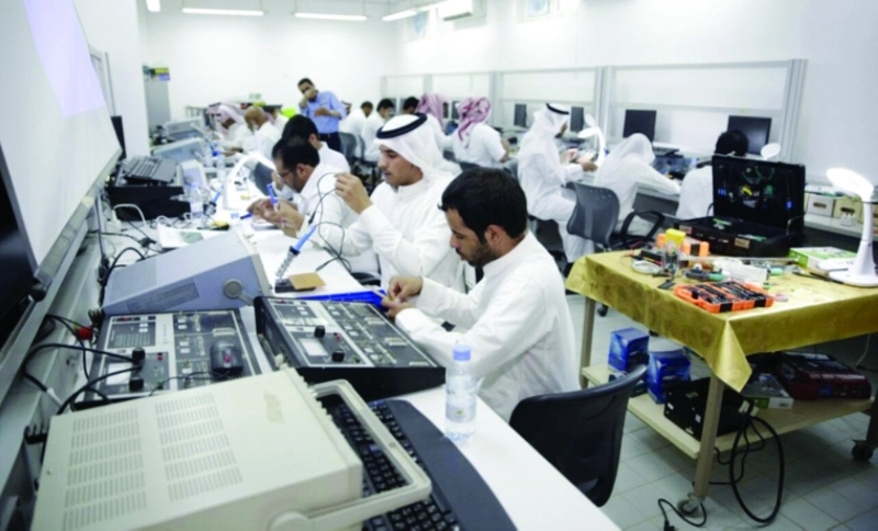 عدد من المتدربين خلال أحد الدروس العملية (مكة)